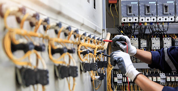 Professional Electrician technician working in Oak Park, IL